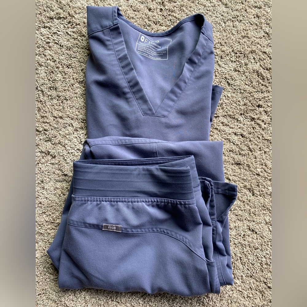 FIGS woman’s grey/ charcoal scrub set Kade cargo pants